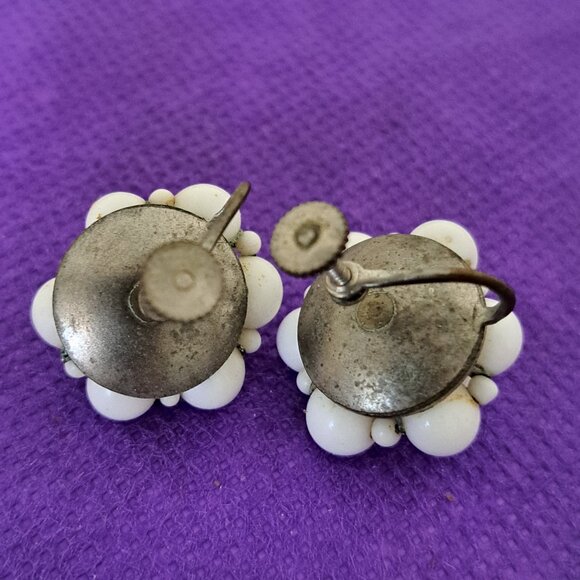 Vintage White Plastic Screw Back Earrings - Picture 5 of 6